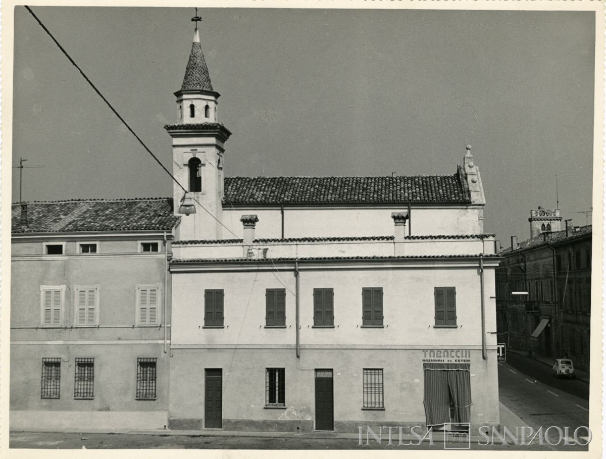 Bozzolo, Chiesa palatina di San Francesco: veduta esterna del fianco della chiesa su piazza Europa, 1962 (foto di Rizzieri)