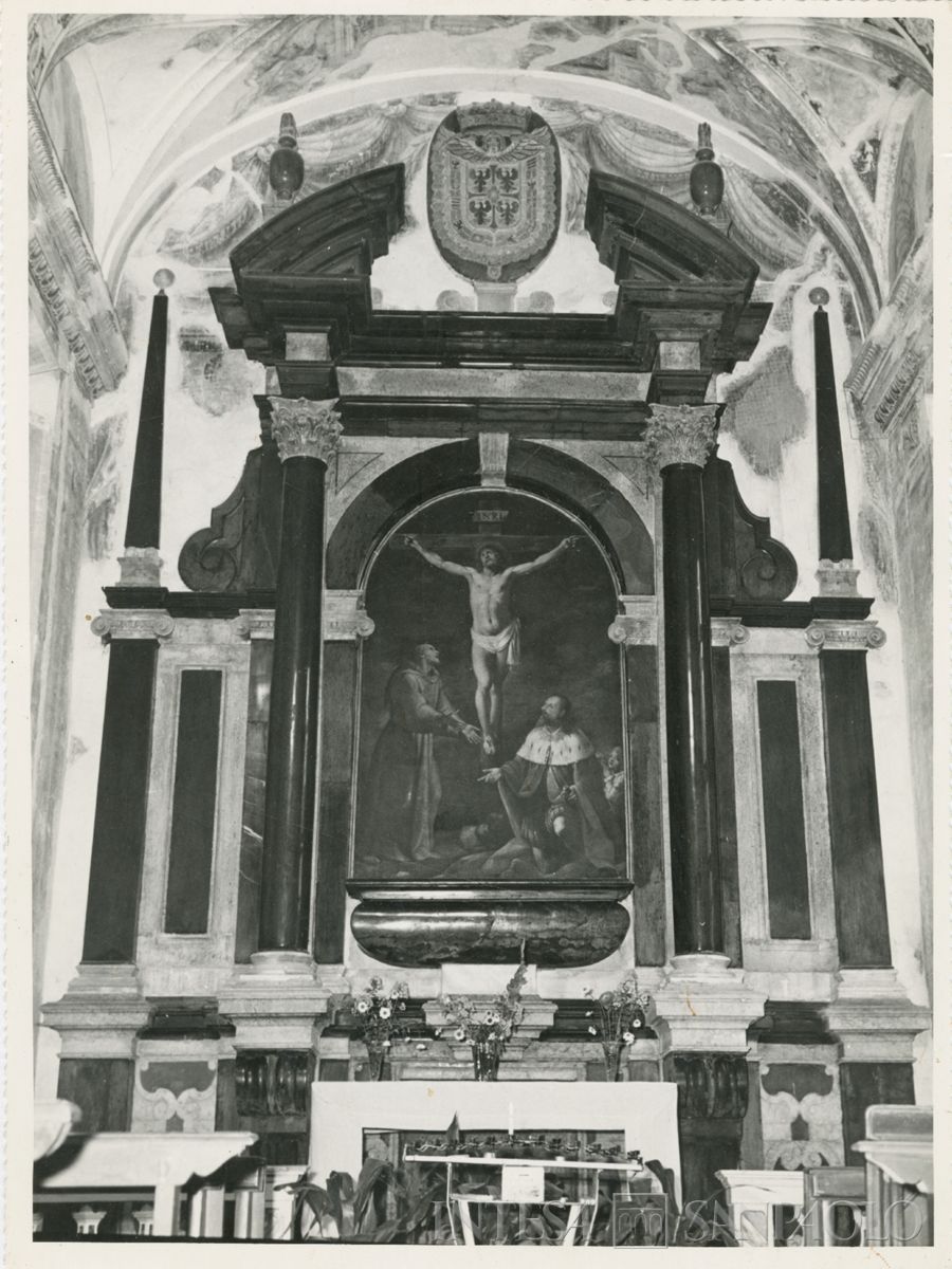 Bozzolo, Chiesa palatina di San Francesco: interno della chiesa con l'altare e la pala raffigurante la Crocifissione di Gaspare Celio, 1962 (foto di Rizzieri)