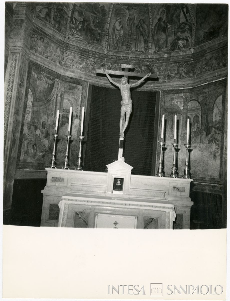 Brescia, Chiesa del Santissimo Corpo di Cristo: abside della chiesa con un crocifisso ligneo e gli affreschi L'istituzione dell'Eucarestia a destra e La Lavanda dei Piedi a sinistra, 1963 (Foto Studio Mirino)