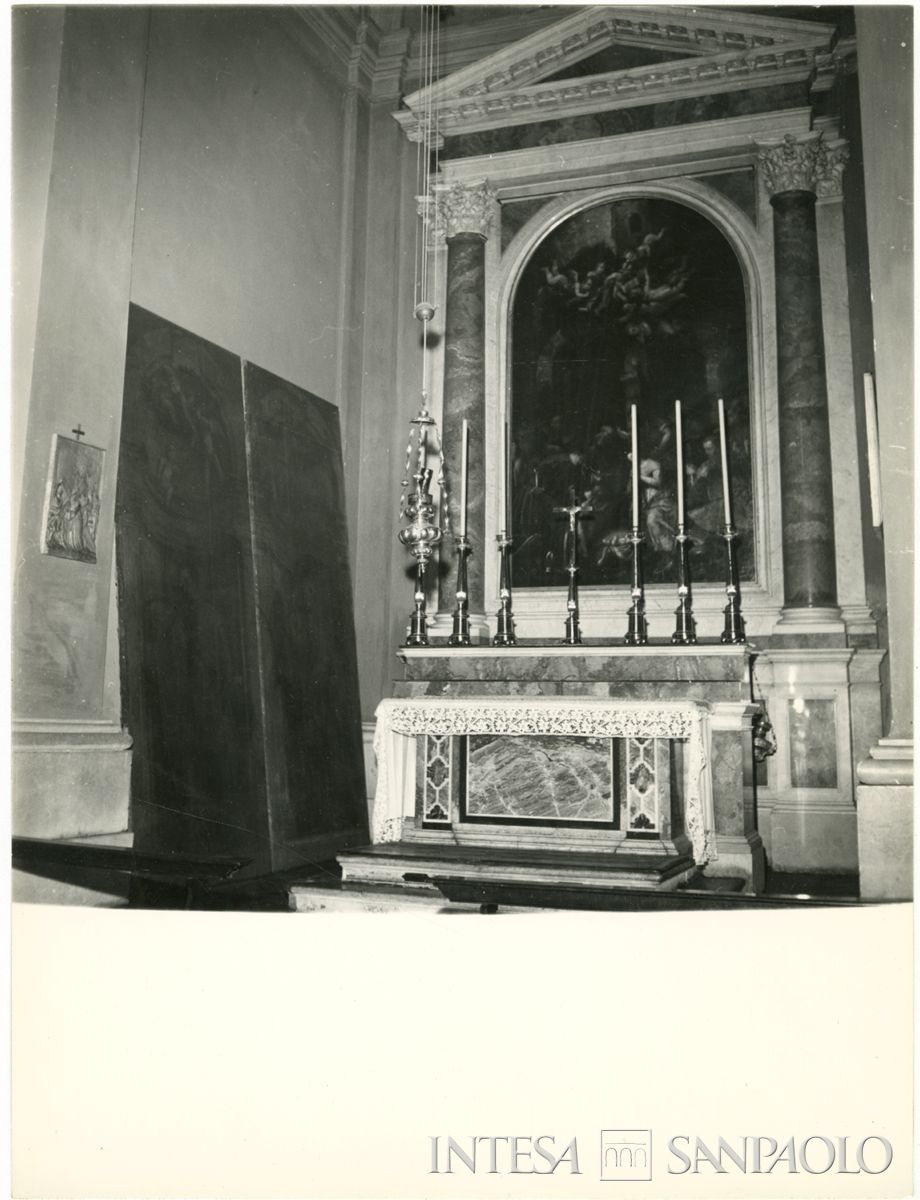 Brescia, Parrocchia dei Santi Nazaro e Celso: cappella della chiesa con il dipinto Adorazione dei pastori con i santi Nazaro e Celso del Moretto con appoggiate a terra le ante istoriate del anch'esse del Moretto, 1963 (Foto Studio Mirino)