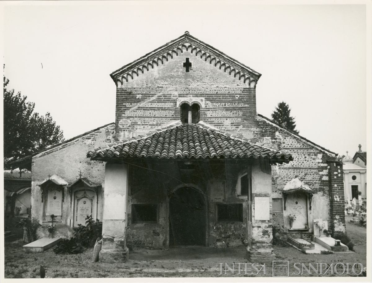 Briona, Chiesa di Sant'Alessandro: facciata della chiesa dopo il restauro del tetto, 1964 (Foto Piero Stefanoli)