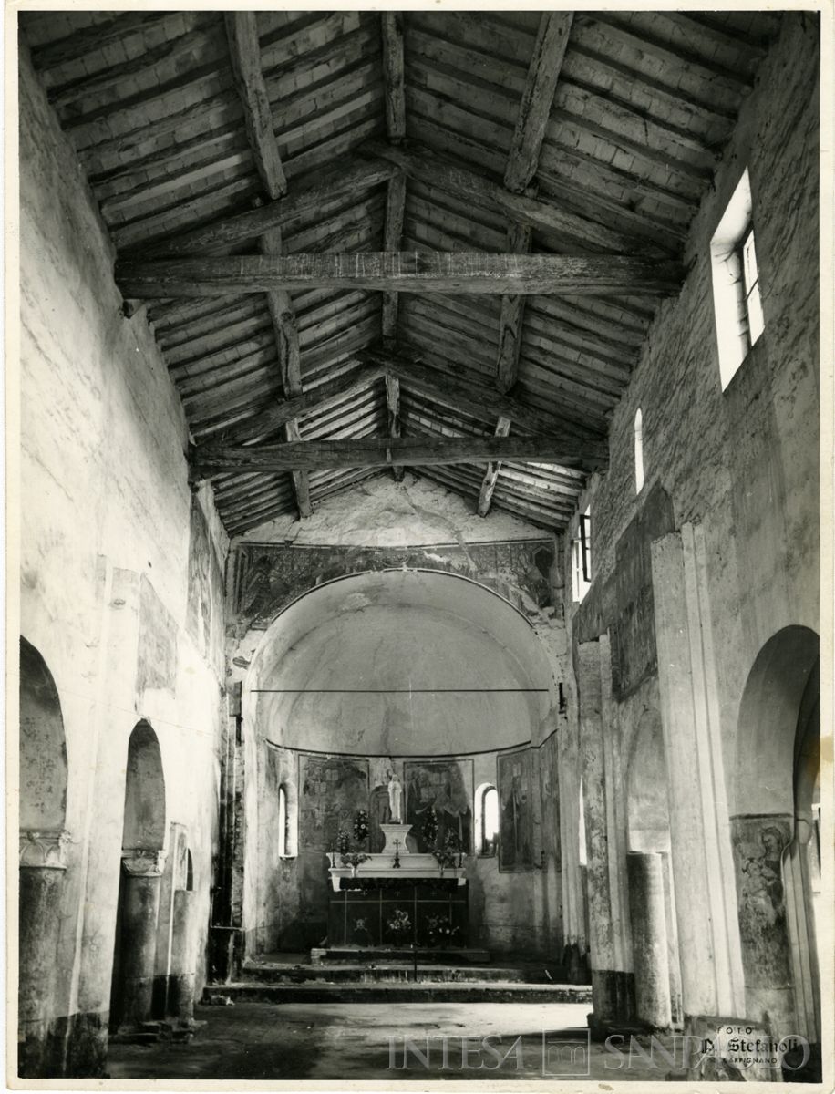 Briona, Chiesa di Sant'Alessandro: interno della chiesa con scorcio del soffitto dopo il restauro, 1964 (Foto Piero Stefanoli)