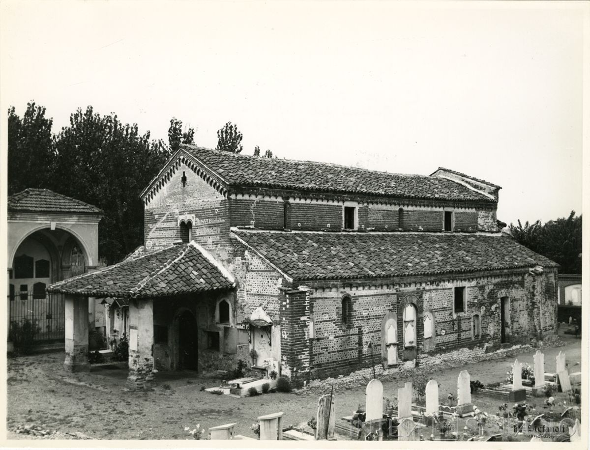 Briona, Chiesa di Sant'Alessandro: esterno destro della chiesa fotografato per intero dopo il restauro del tetto, 1964 (Foto Piero Stefanoli)