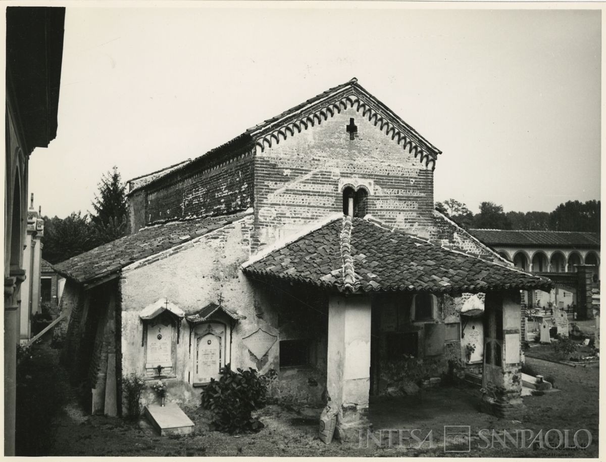 Briona, Chiesa di Sant'Alessandro: facciata della chiesa dopo il restauro del tetto, 1964 (Foto Piero Stefanoli)