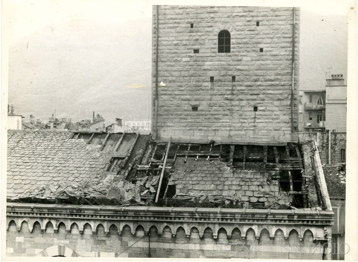 Como, Palazzo del Broletto: scorcio del tetto prima del restauro, 1962-1964, (foto di Hellograph)