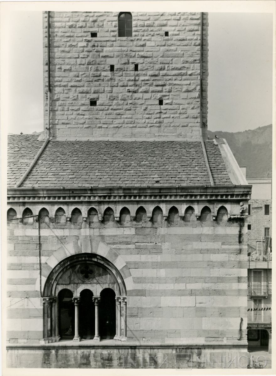 Como, Palazzo del Broletto: scorcio del tetto dopo il restauro, 1962-1964, (foto di Hellograph)