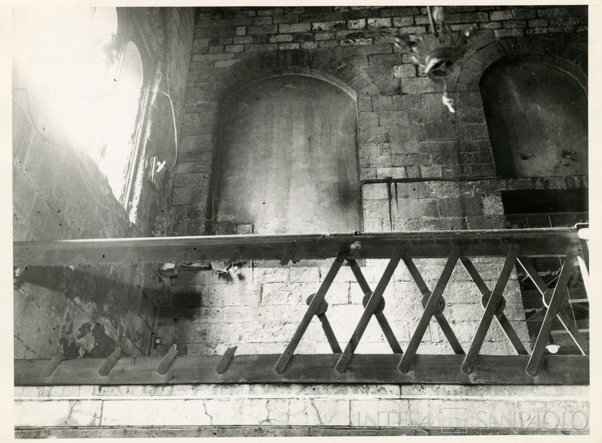 Como, Palazzo del Broletto: scorcio della balaustra interna prima del restauro, 1962-1964, (foto di Hellograph)