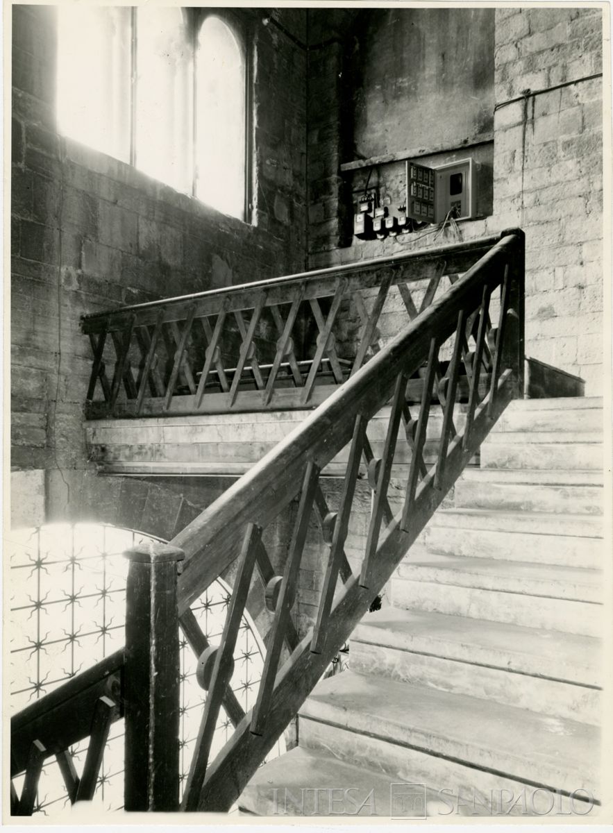 Como, Palazzo del Broletto: scorcio della balaustra con parte della scala dopo i restauri, 1962-1964, (foto di Hellograph)