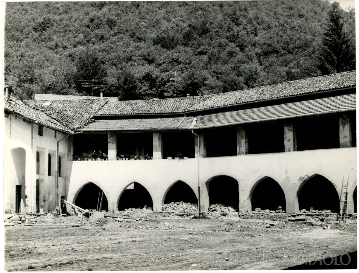 Ganna, Badia di San Gemolo: esterno del chiostro gotico della Badia durante il restauro, 1964 (Fotografia E. Malnati)