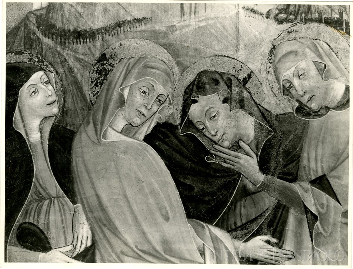 Martinengo, Ex Monastero di Santa Chiara: particolare dell'affresco della Crocifissione con Maria sofferente sorretta dalle donne dopo il restauro, novembre 1963 (Foto Wells)
