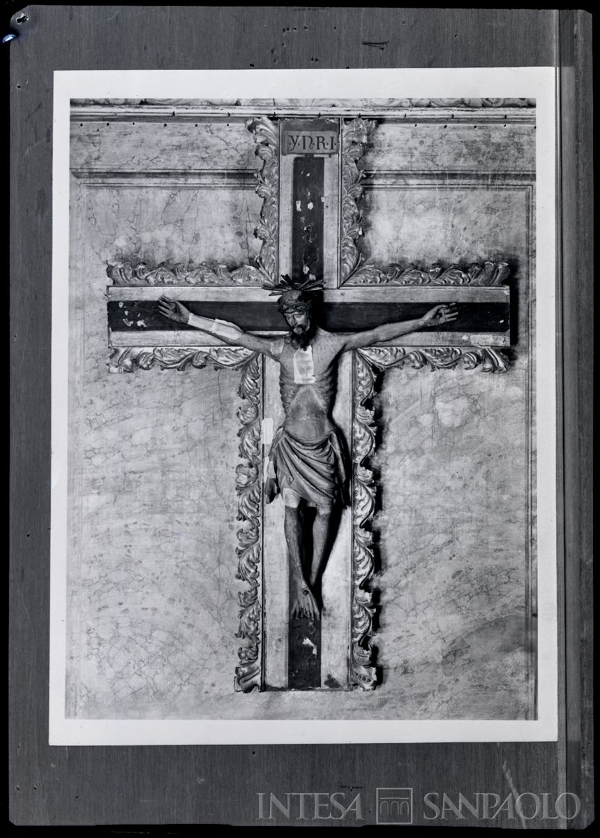 Novara, Battistero del Duomo: negativo di una riproduzione fotografica del crocifisso ligneo durante i restauri, 1962-1965