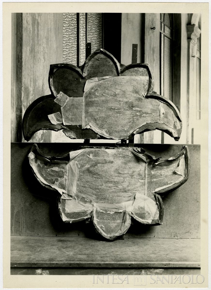 Novara, Battistero del Duomo: terminali del crocifisso prima del restauro, 1962-1965 (foto di E. Bazzani)