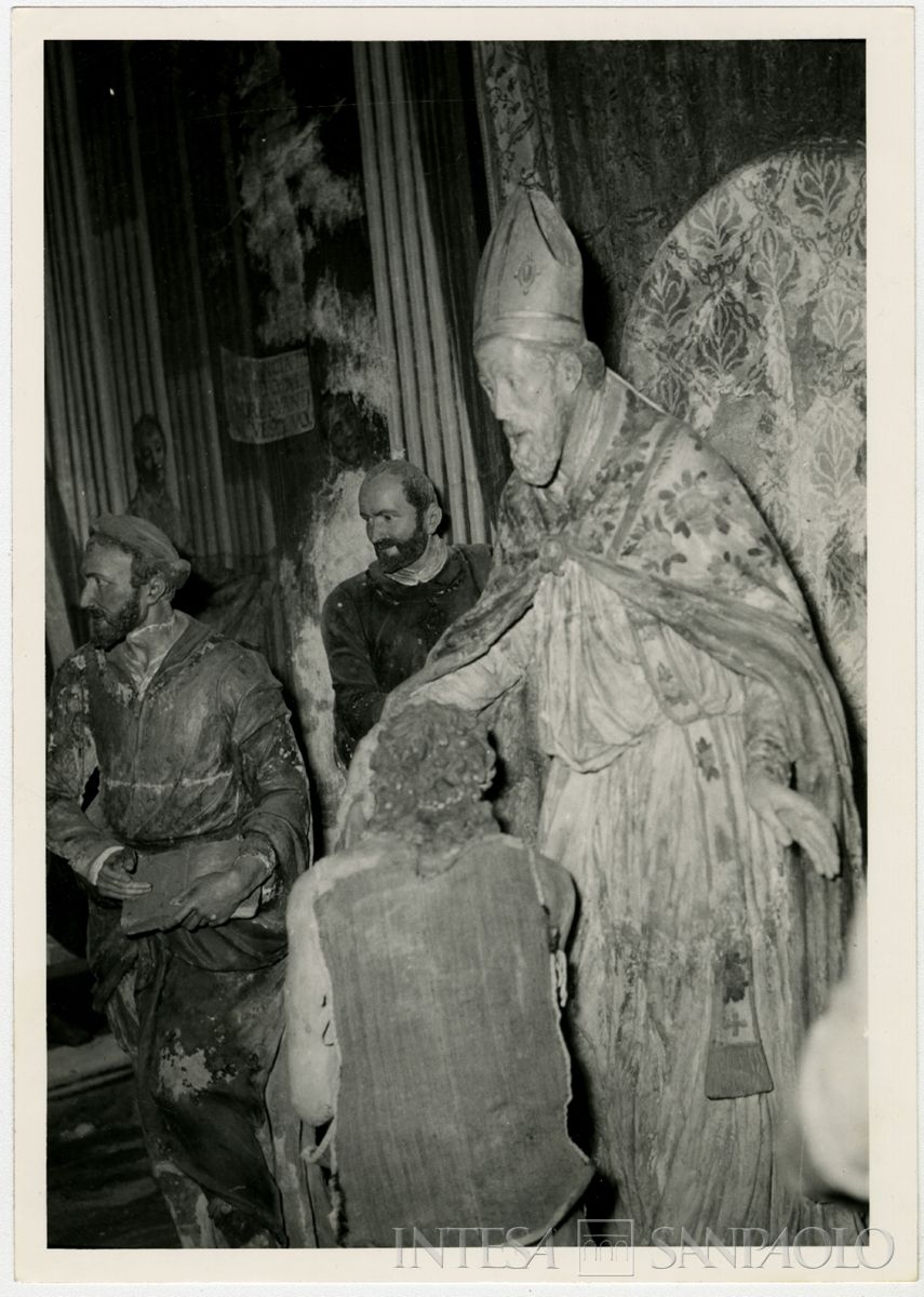 Orta San Giulio, Sacro Monte: statue lignee di Cristoforo Prestinari che rappresentano San Francesco che rinuncia a tutte le cose del mondo nelle mani del Vescovo di Assisi situate nella terza cappella (Cappella della Rinuncia) della salita al Sacro Monte, 1962