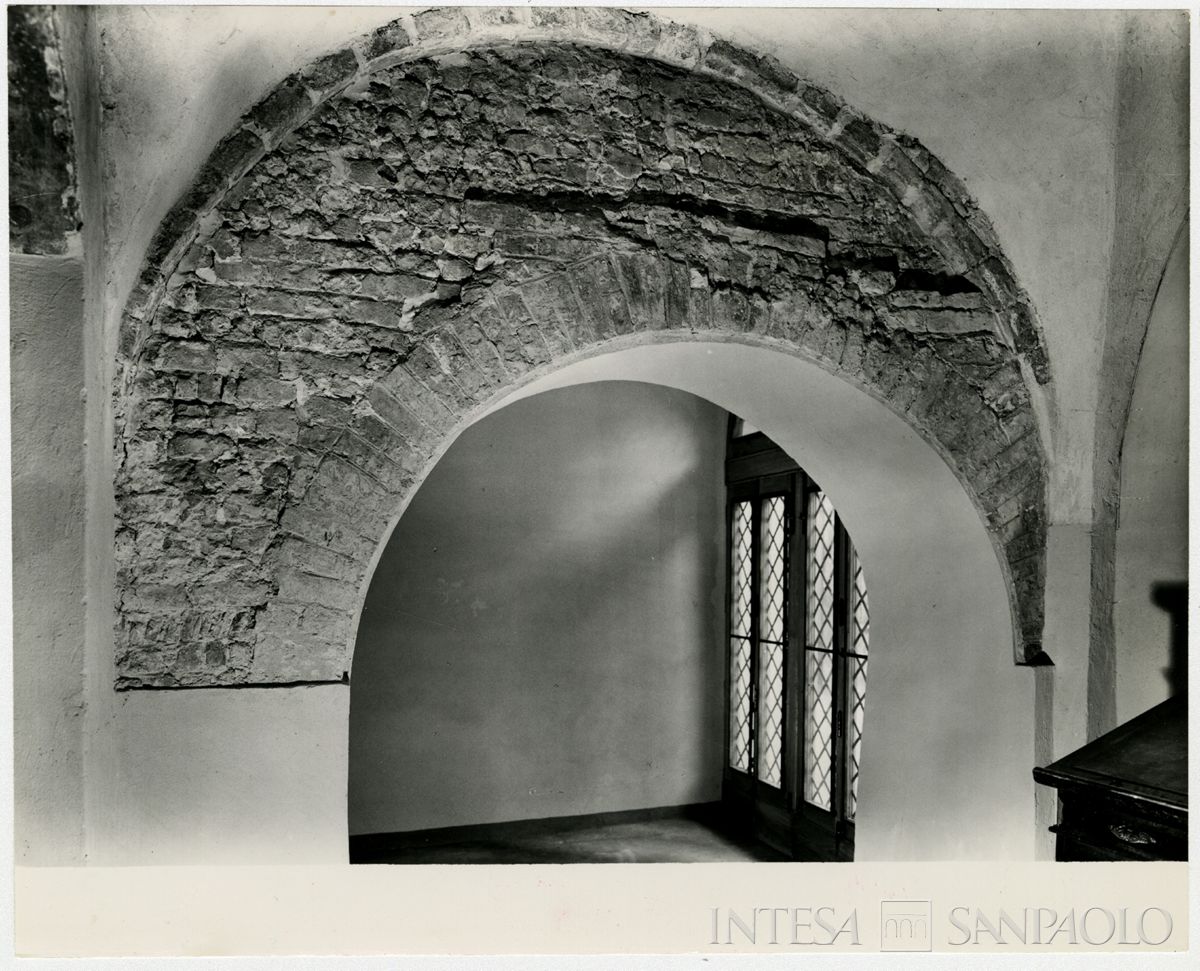 Pavia, Chiesa di San Giovanni Domnarum: interno di uno spazio attiguo al fianco destro della chiesa, facente parte di un antico battistero, luglio 1964 (Foto G. Chiolini)