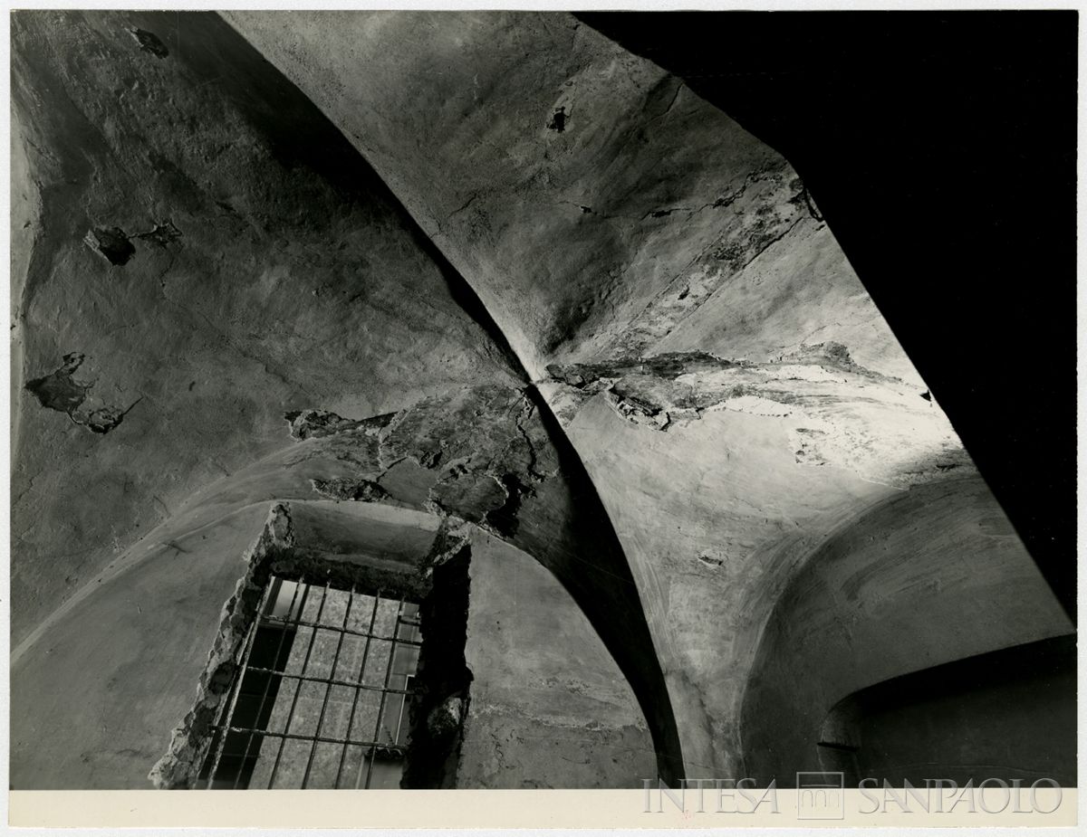 Pavia, Chiesa di San Giovanni Domnarum: interno di uno spazio attiguo al fianco destro della chiesa, facente parte di un antico battistero, luglio 1964 (Foto G. Chiolini)