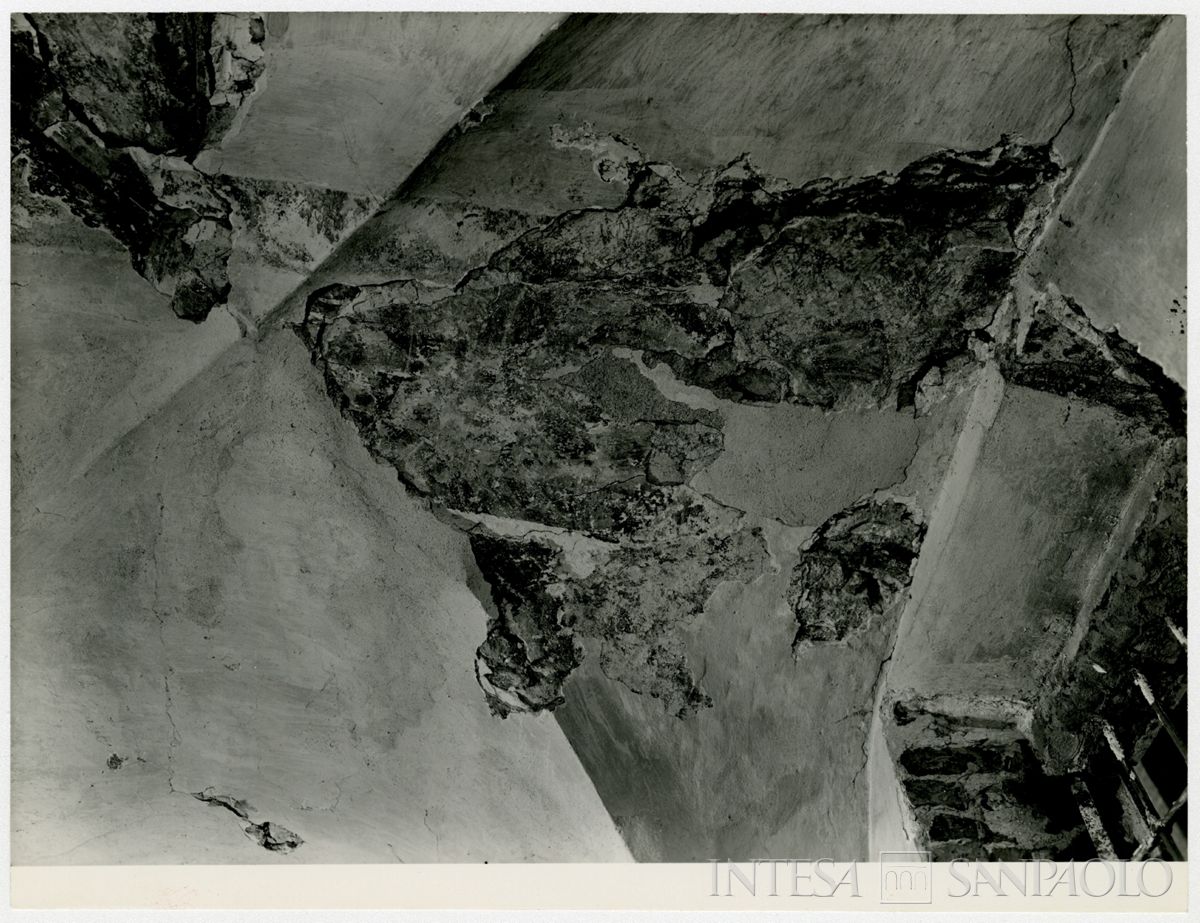 Pavia, Chiesa di San Giovanni Domnarum: interno di uno spazio attiguo al fianco destro della chiesa, facente parte di un antico battistero, luglio 1964 (Foto G. Chiolini)