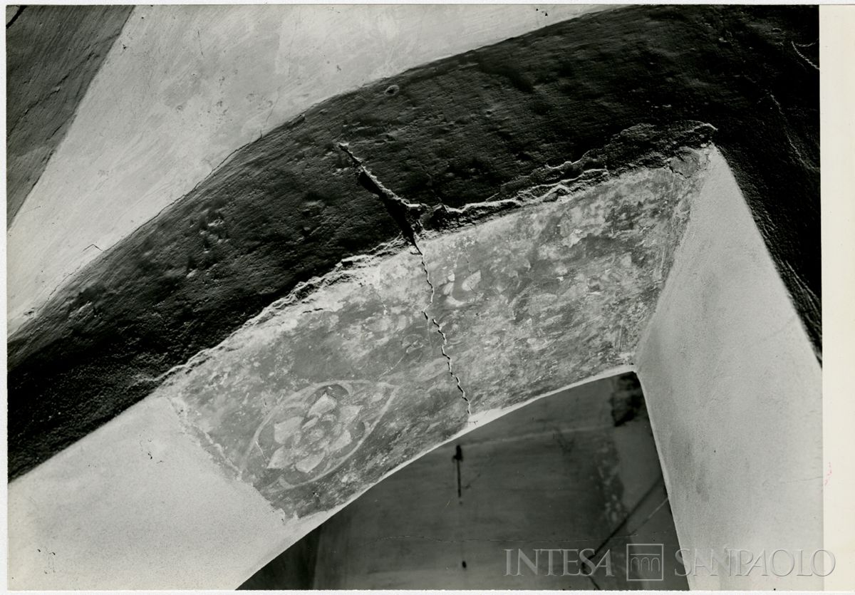 Pavia, Chiesa di San Giovanni Domnarum: interno di uno spazio attiguo al fianco destro della chiesa, facente parte di un antico battistero, luglio 1964 (Foto G. Chiolini)