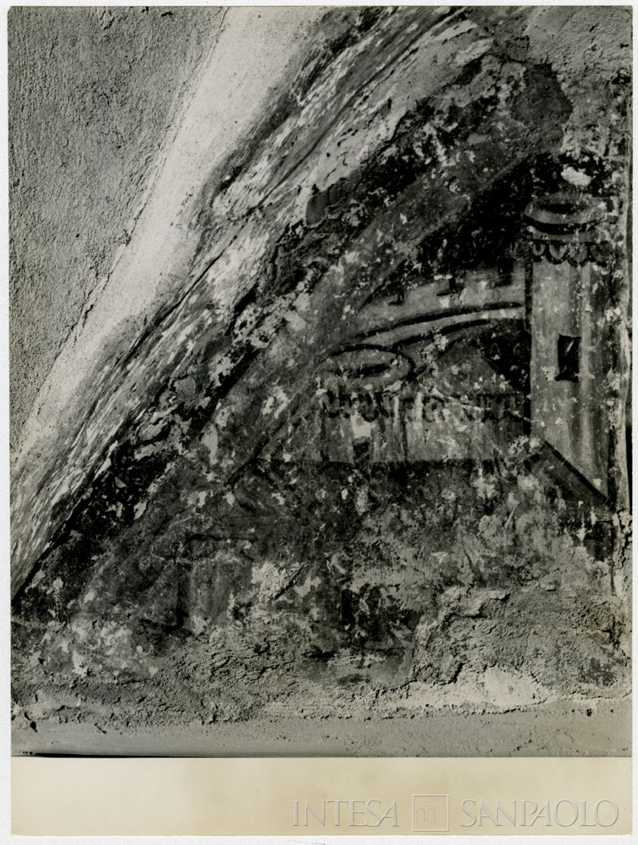 Pavia, Chiesa di San Giovanni Domnarum: interno di uno spazio attiguo al fianco destro della chiesa, facente parte di un antico battistero, luglio 1964 (Foto G. Chiolini)