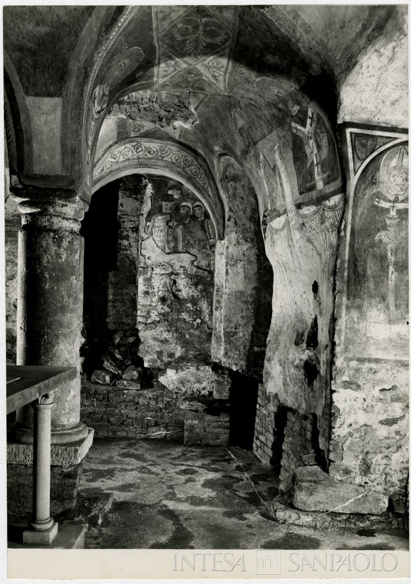 Pavia, Chiesa di San Giovanni Domnarum: interno della cripta della chiesa con affreschi, luglio 1964 (Foto G. Chiolini)