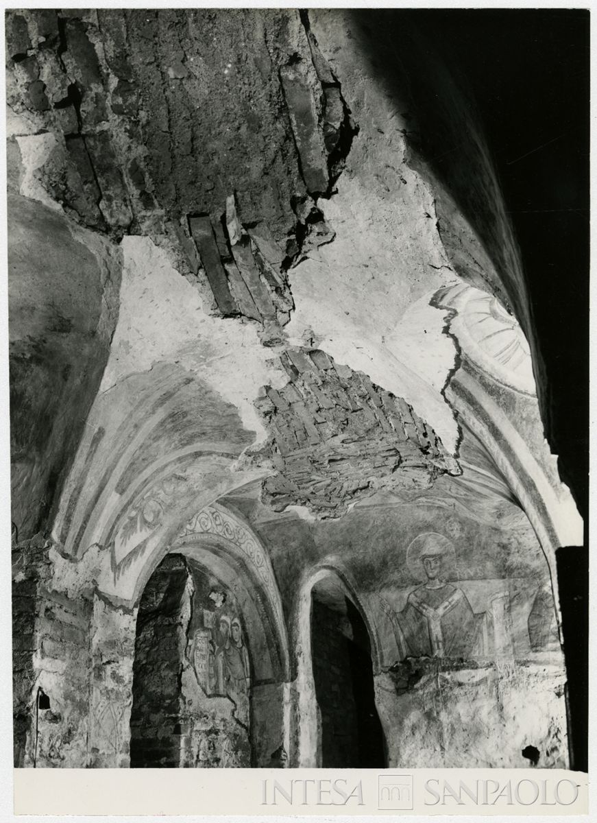 Pavia, Chiesa di San Giovanni Domnarum: volta destra squarciata della cripta, luglio 1964 (Foto G. Chiolini)