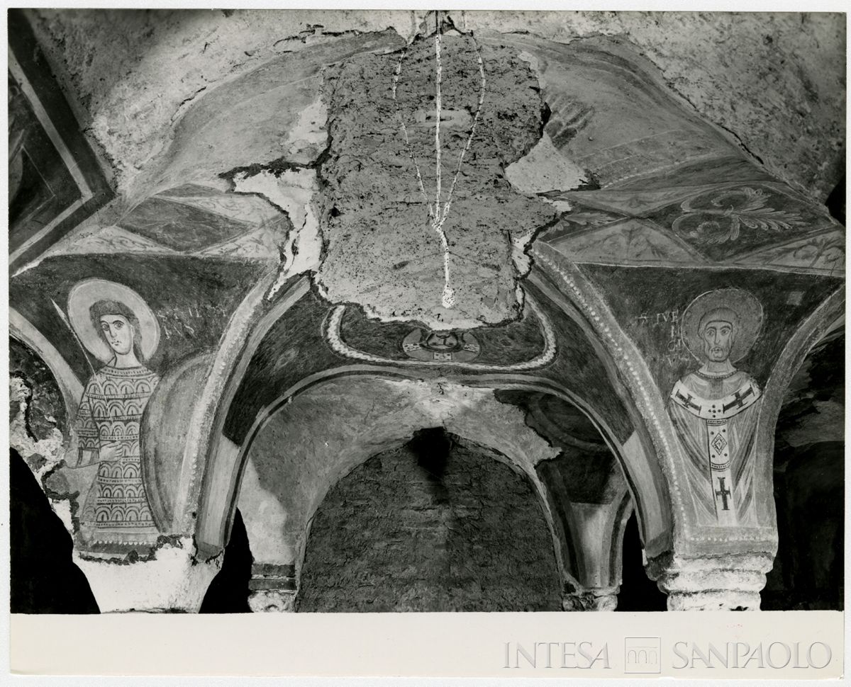 Pavia, Chiesa di San Giovanni Domnarum: volta centrale squarciata della cripta, luglio 1964 (Foto G. Chiolini)