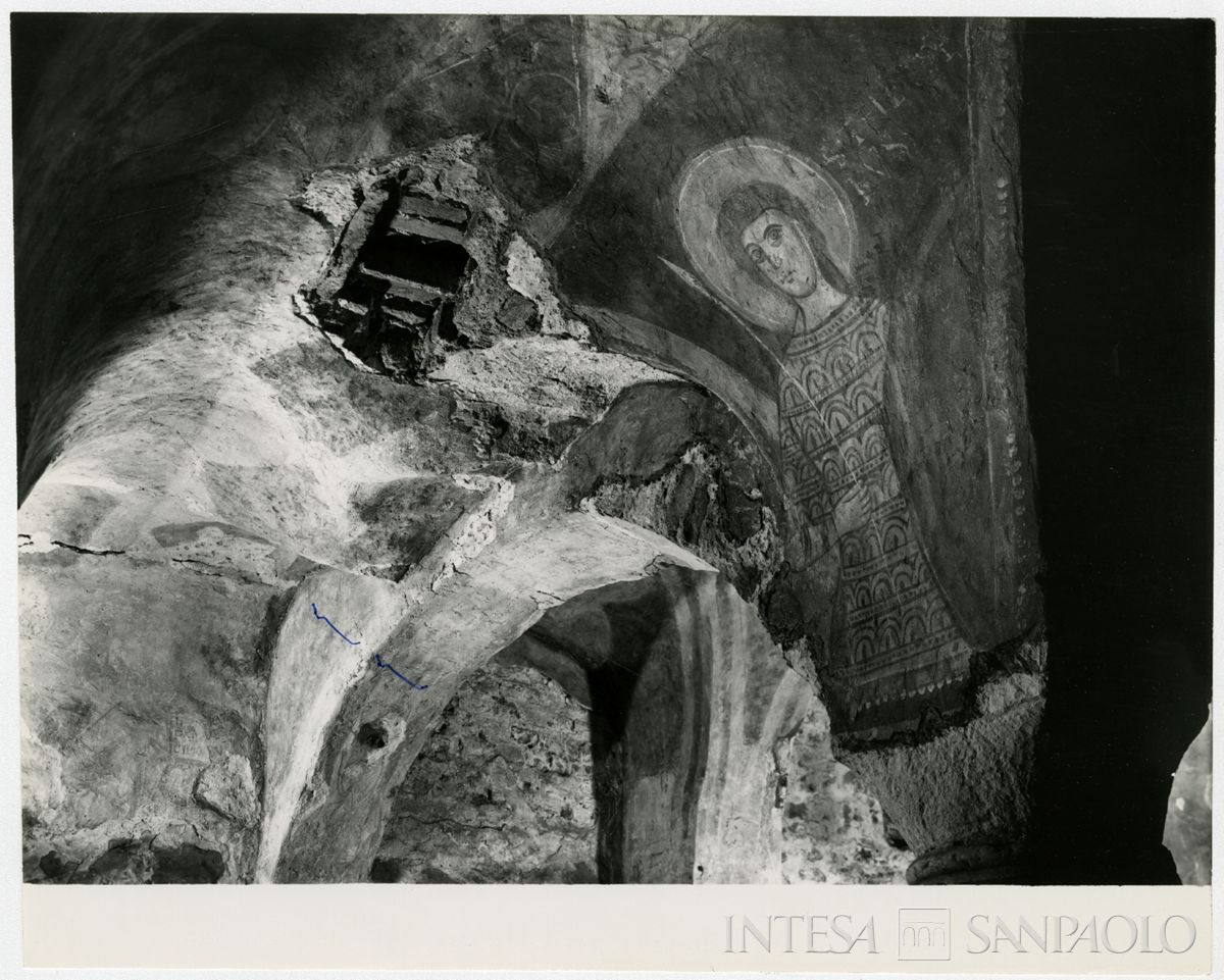 Pavia, Chiesa di San Giovanni Domnarum: volta sinistra squarciata della cripta, luglio 1964 (Foto G. Chiolini)