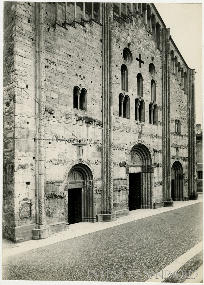 Pavia, Basilica di San Michele: facciata della chiesa, 1964 (Foto G. Chiolini)