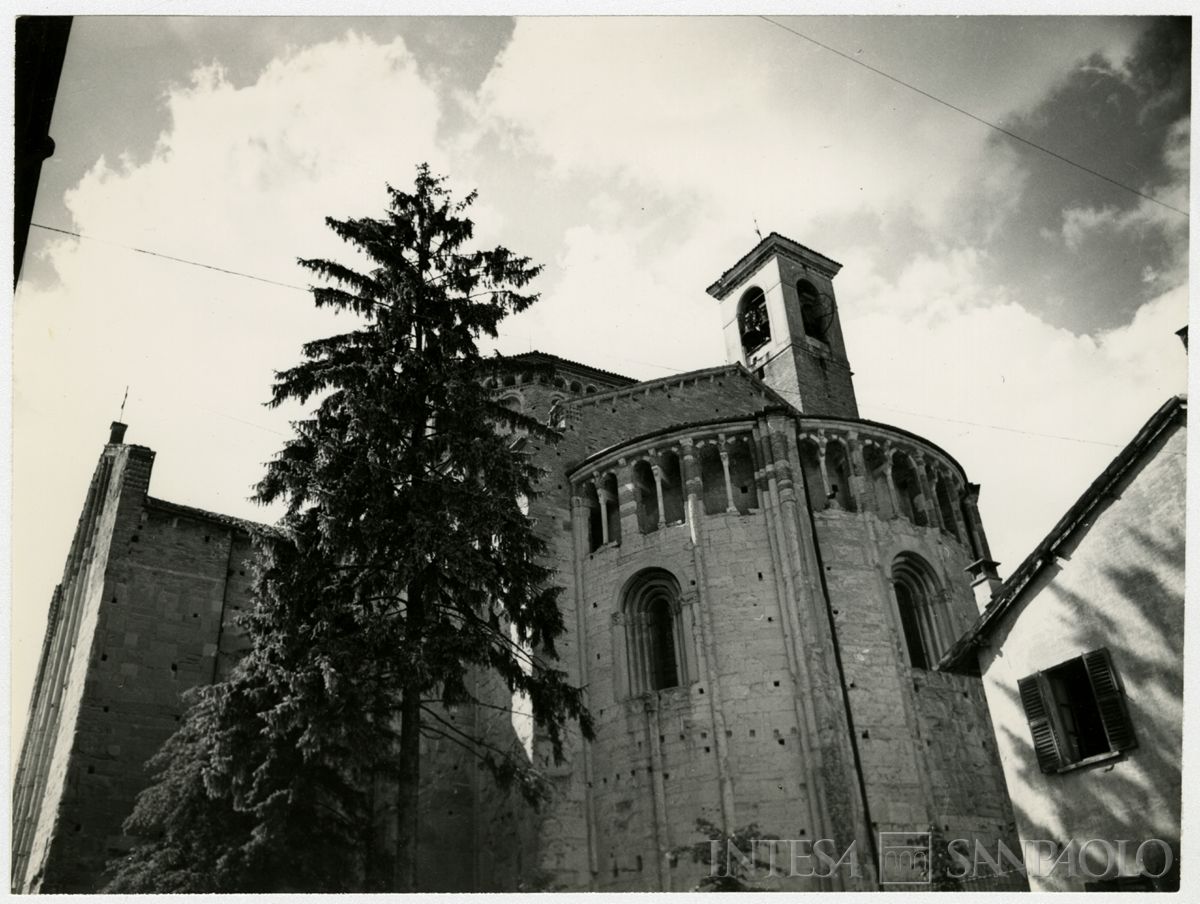 Pavia, Basilica di San Michele: esterno della chiesa fotografata dall'abside, 1964 (Foto G. Chiolini)