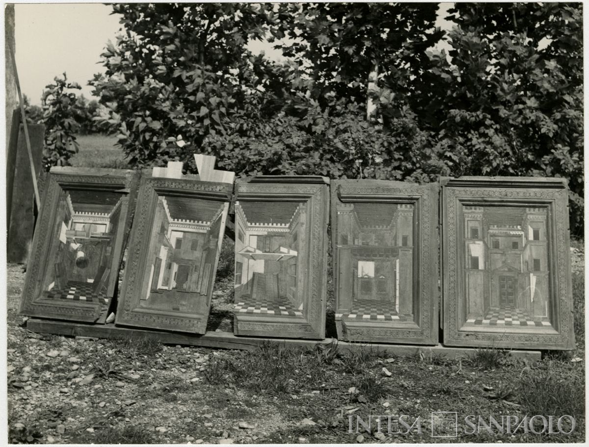 Rodendo Saiano, Abbazia di San Nicolò: cinque stalli lignei posti nel giardino per essere restaurate, agosto 1964 (Foto Studio Mirino)