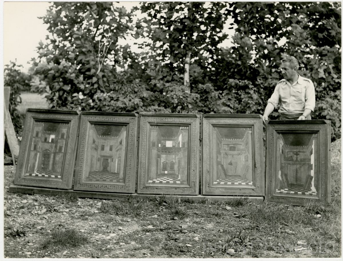 Rodendo Saiano, Abbazia di San Nicolò: cinque stalli lignei posti nel giardino per essere restaurate, agosto 1964 (Foto Studio Mirino)