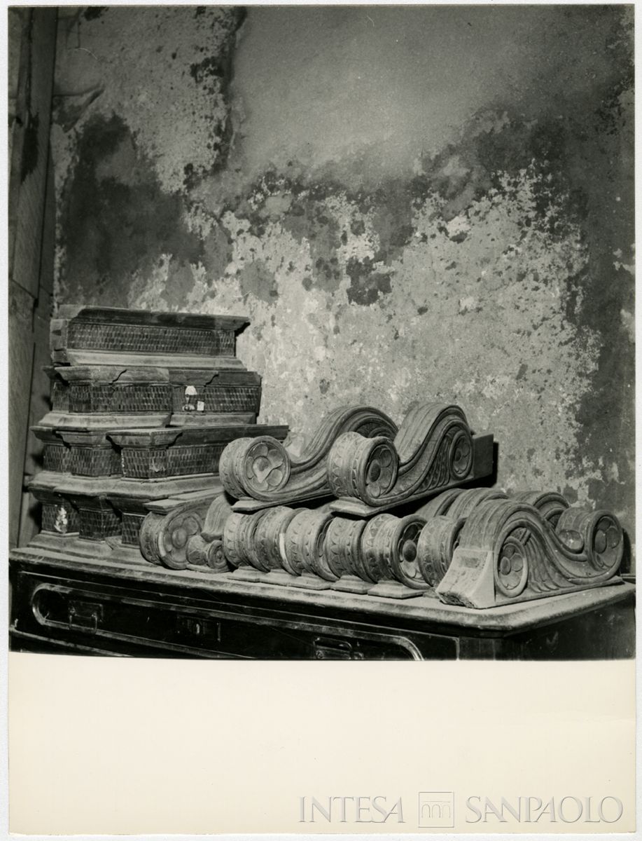 Rodendo Saiano, Abbazia di San Nicolò: decorazioni lignee staccate dagli stalli per essere restaurate, agosto 1964 (Foto Studio Mirino)