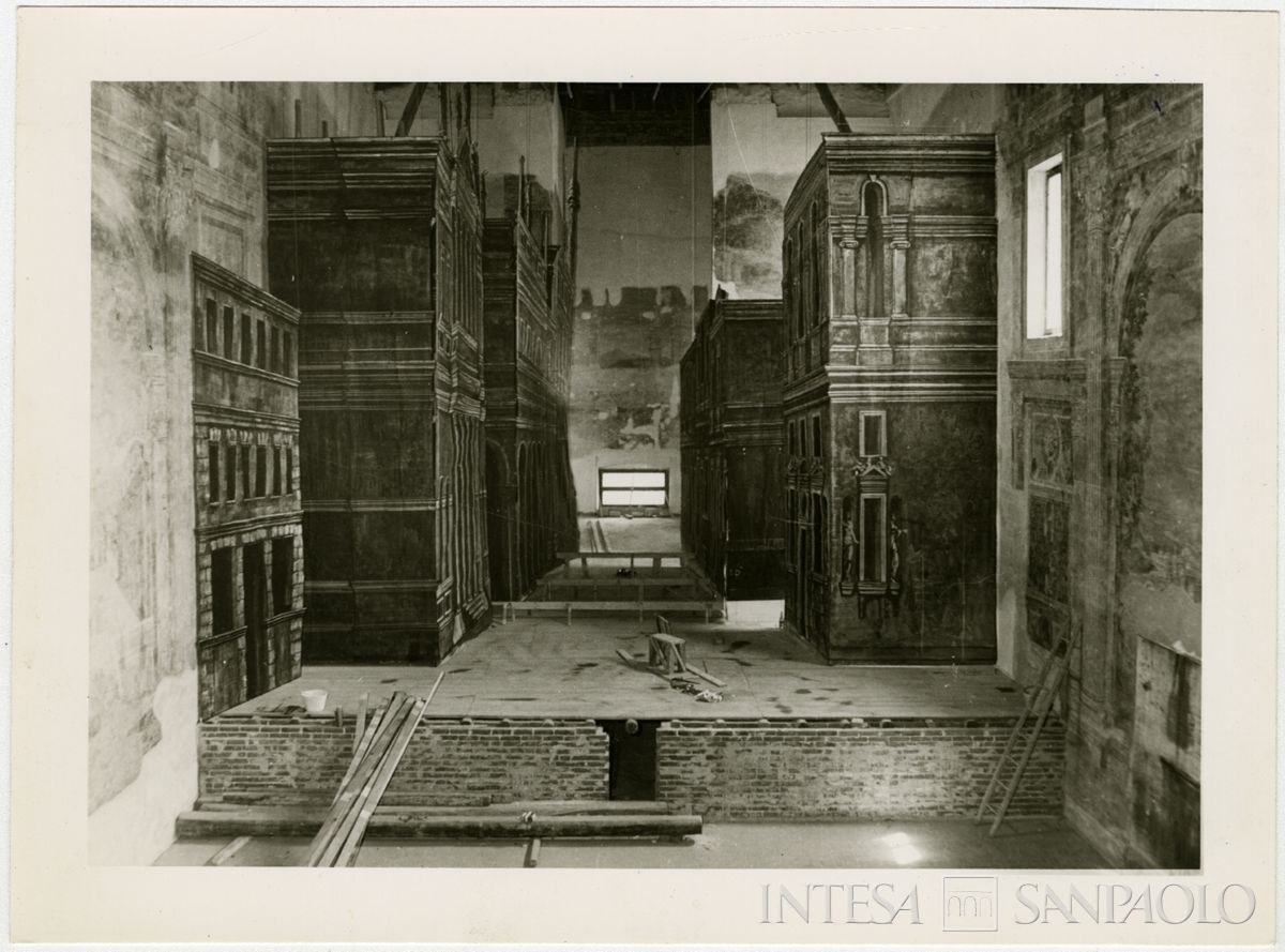 Sabbioneta, Teatro Olimpico: progetto in carta della scena fissa sul palcoscenico del teatro durante il restauro, agosto 1964 (Foto Maccagni)