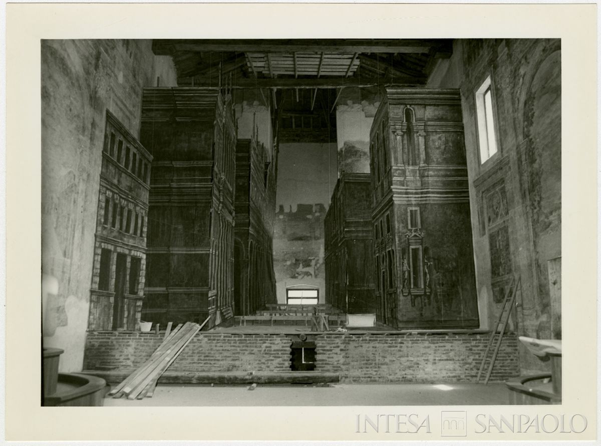 Sabbioneta, Teatro Olimpico: progetto in carta della scena fissa sul palcoscenico del teatro durante il restauro, agosto 1964 (Foto Maccagni)