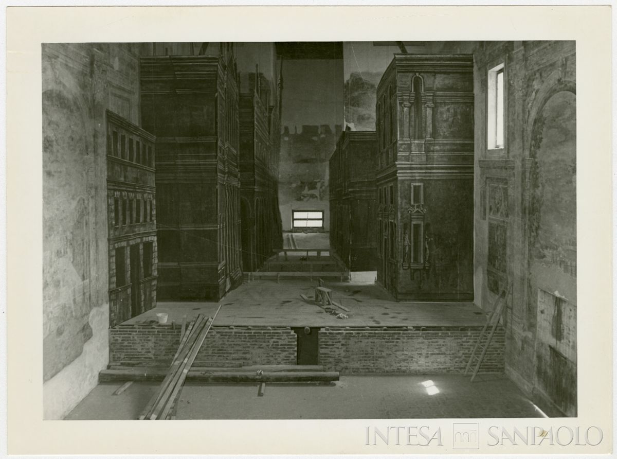 Sabbioneta, Teatro Olimpico: progetto in carta della scena fissa sul palcoscenico del teatro durante il restauro, agosto 1964 (Foto Maccagni)