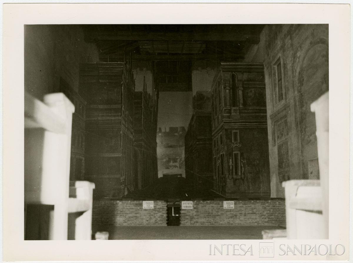 Sabbioneta, Teatro Olimpico: progetto della scena fissa in allestimento, agosto 1964 (Foto Maccagni)