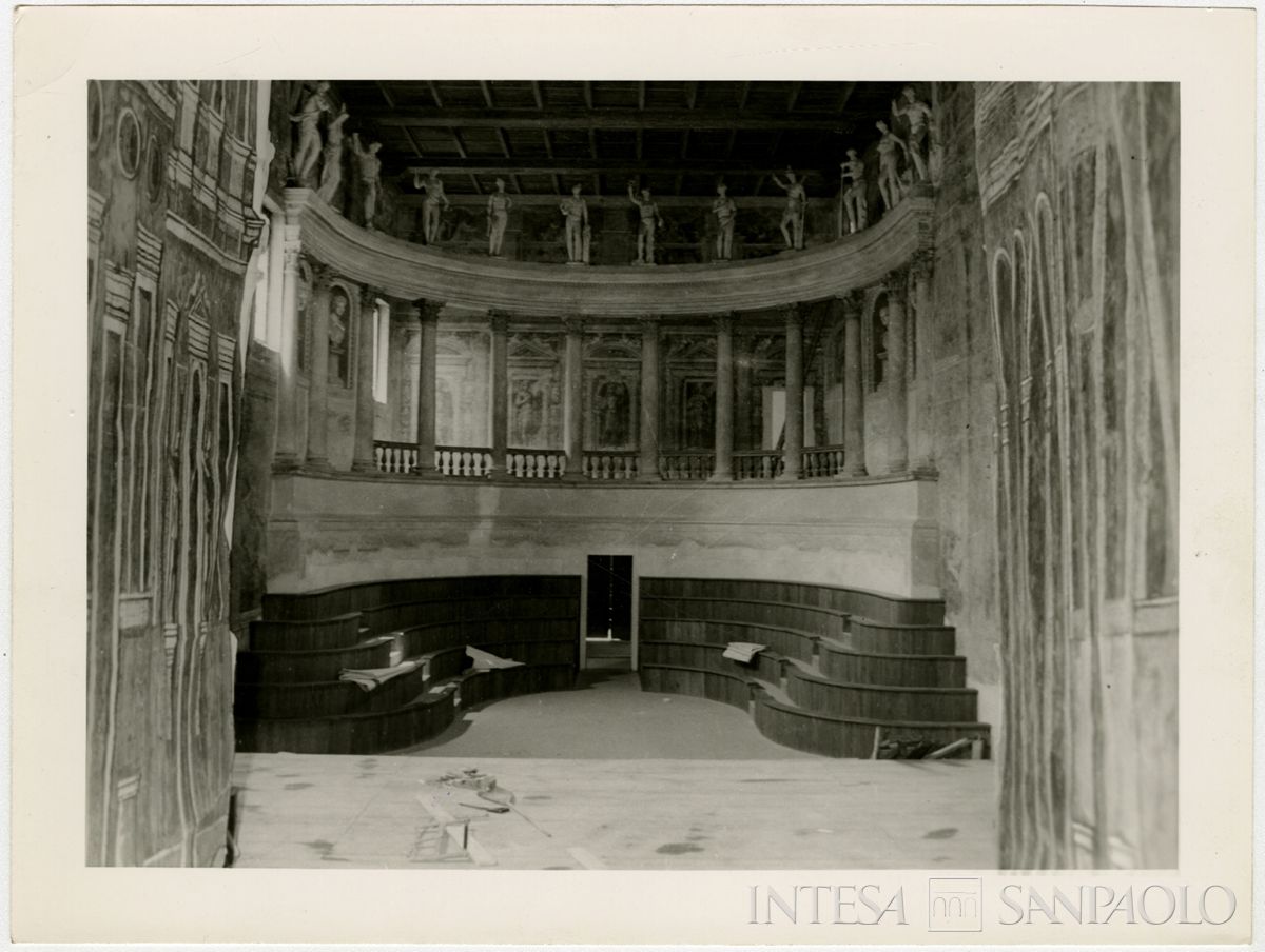 Sabbioneta, Teatro Olimpico: particolare del retro del palcoscenico con gradinata e soffitto restaurati, con la trabeazione, colonne e divinità anch'essi restaurati, agosto 1964 (Foto Maccagni)