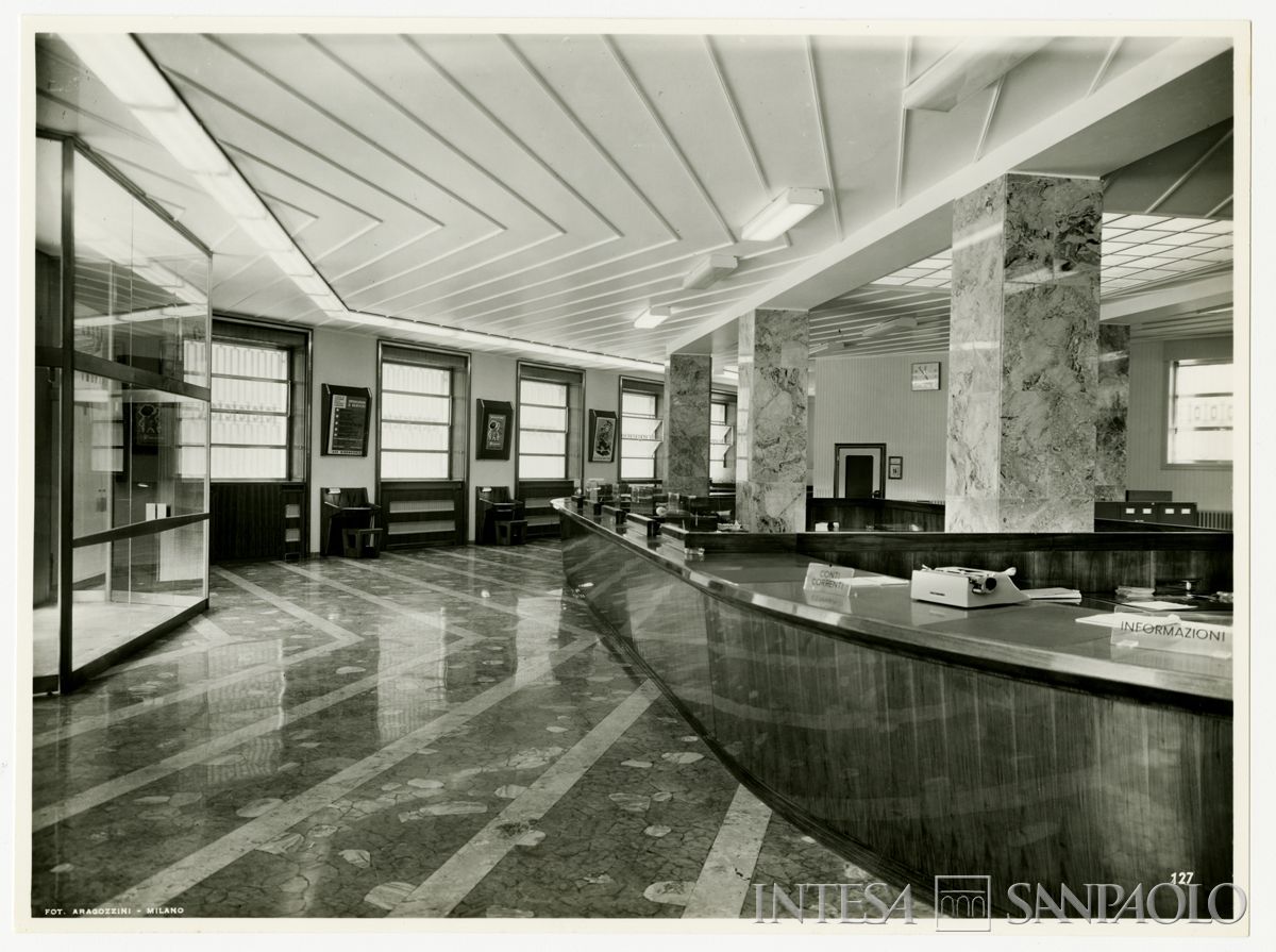 Cariplo, salone del pubblico della Sede di Bergamo, 1957 (Vincenzo Aragozzini)