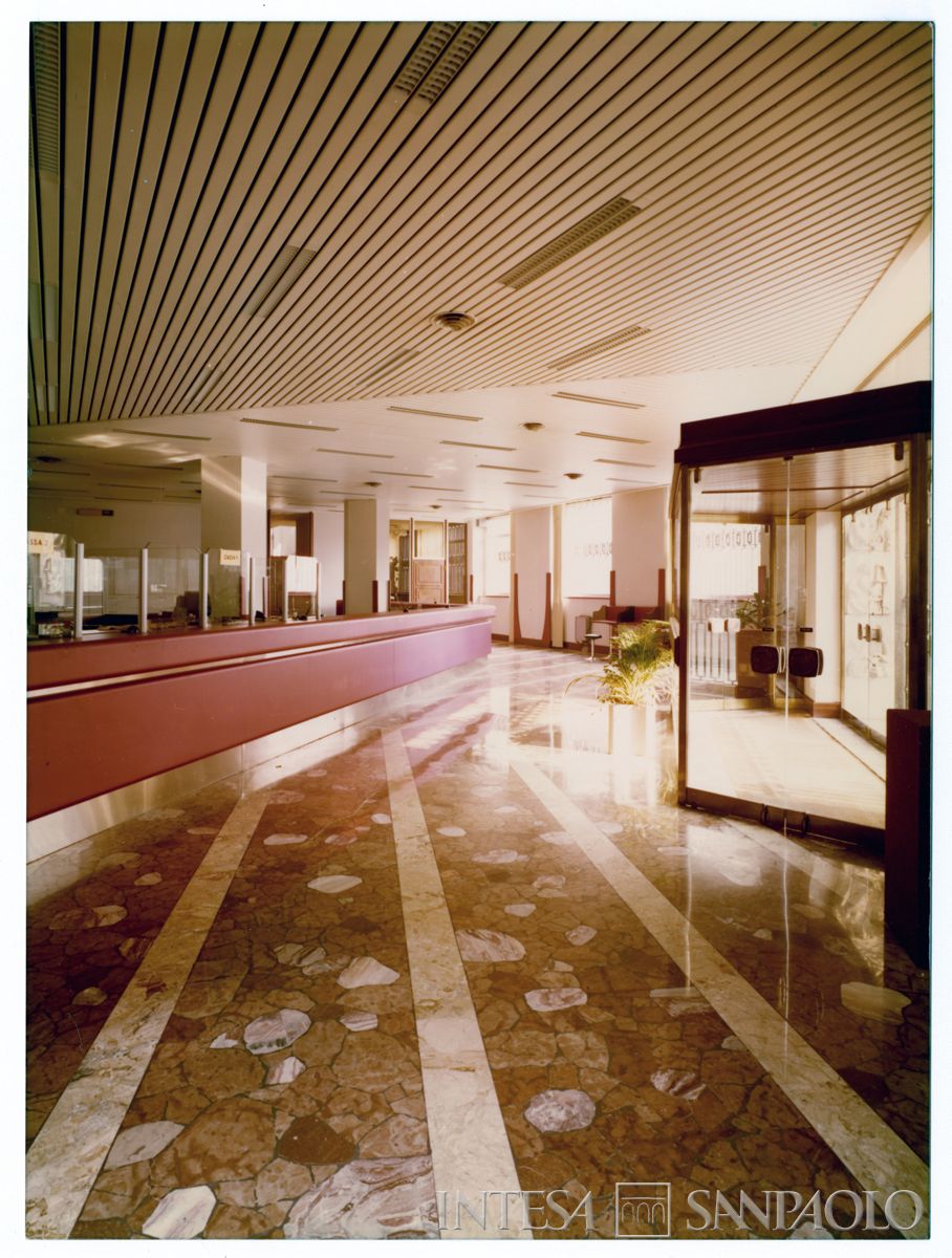 Cariplo, salone del pubblico della Sede di Bergamo, 1977 (Rossella Rossi)