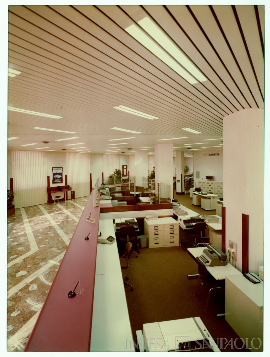 Cariplo, salone del pubblico e back office della Sede di Bergamo, 1977 (Rossella Rossi)