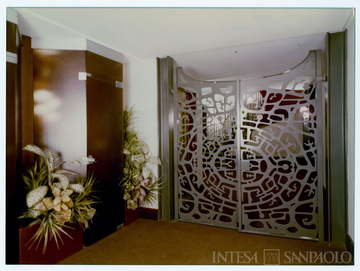 Cariplo, porta in metallo lavorato nella Sede di Bergamo, 1977 (Rossella Rossi)