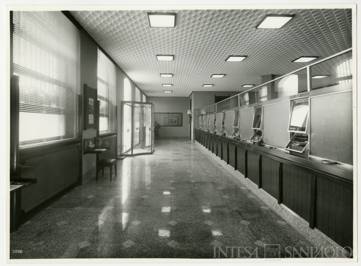 Cariplo, interno della filiale di Castelnuovo Scrivia, 10 marzo 1969 (Vincenzo Aragozzini)