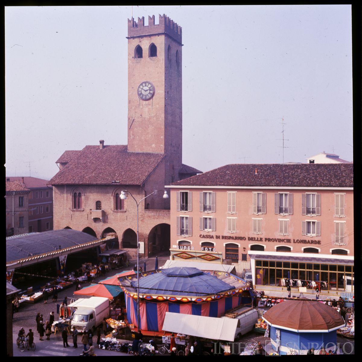 Cariplo, fiera davanti alla filiale di Castelnuovo Scrivia, 1977 (fotografo sconosciuto)
