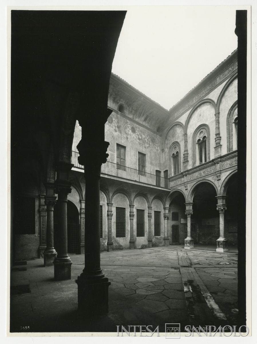 Cariplo, cortile interno della Sede di Cremona, palazzo Fodri, 5 gennaio 1968 (Vincenzo Aragozzini)