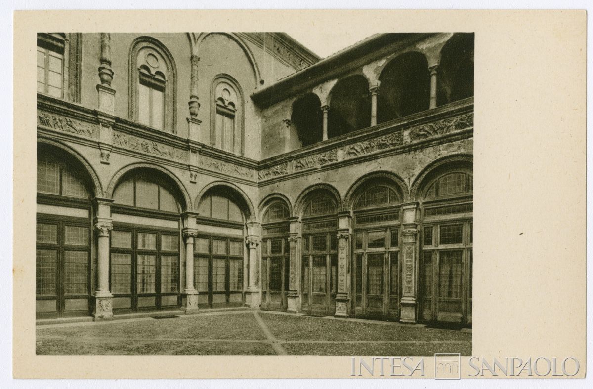 Cariplo, cortile interno della Sede di Cremona, palazzo Fodri, 1927 (fotografo sconosciuto)