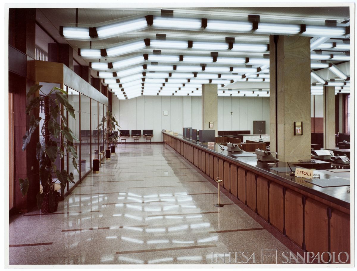Cariplo, salone del pubblico della filiale di Gallarate, 19 dicembre 1966 (Vincenzo Aragozzini)