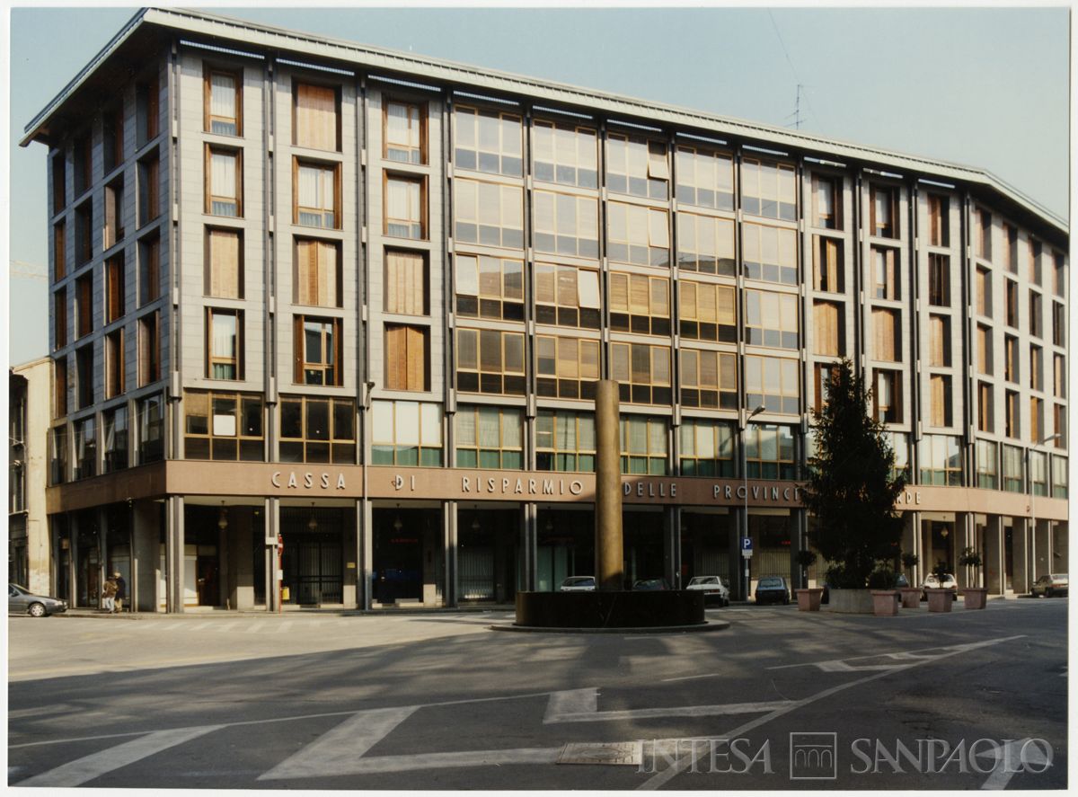 Cariplo, esterno della filiale di Gallarate, 12 marzo 1993 (Mario La Porta)