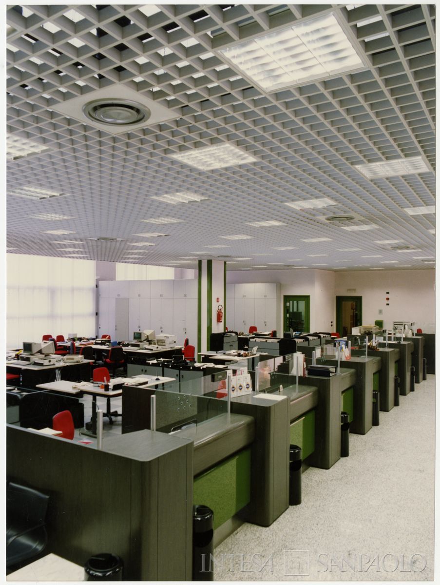 Cariplo, salone del pubblico e back office della filiale di Gallarate, 12 marzo 1993 (Mario La Porta)