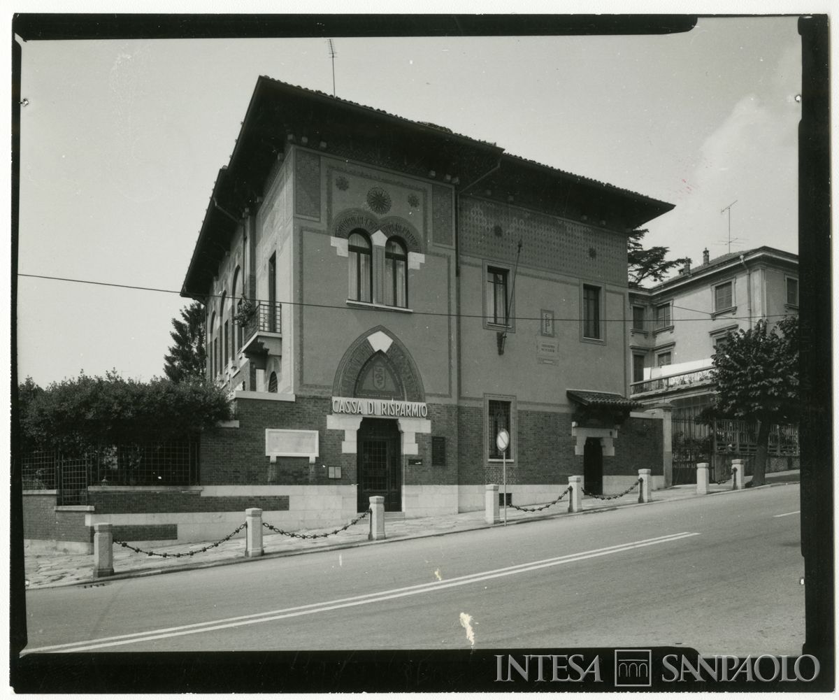 Cariplo, esterno della filiale di Gavirate, anni 1970 (Elle2)
