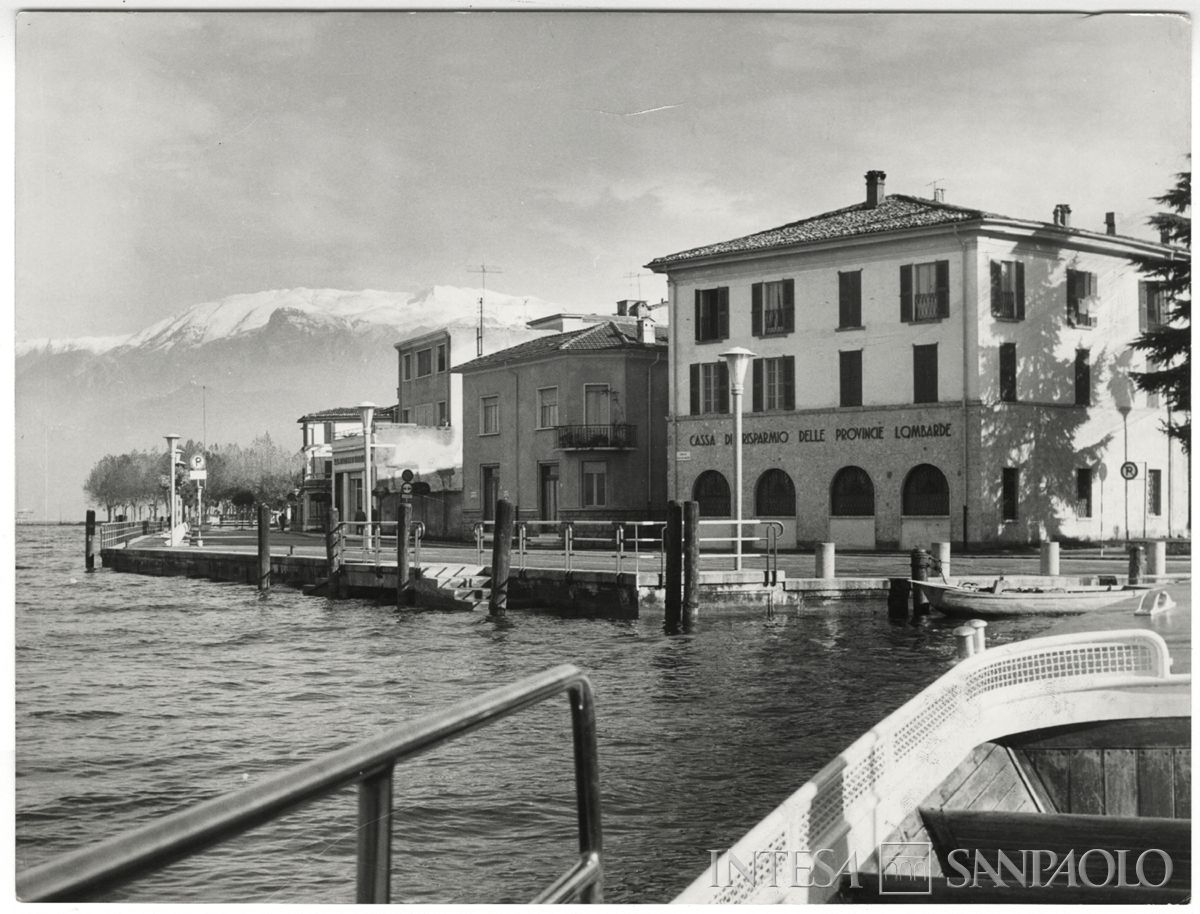 Cariplo, filiale di ISEO, lungolago Marconi angolo via Quadra 3/5, ante settembre 1961(Foto Sbardolini)