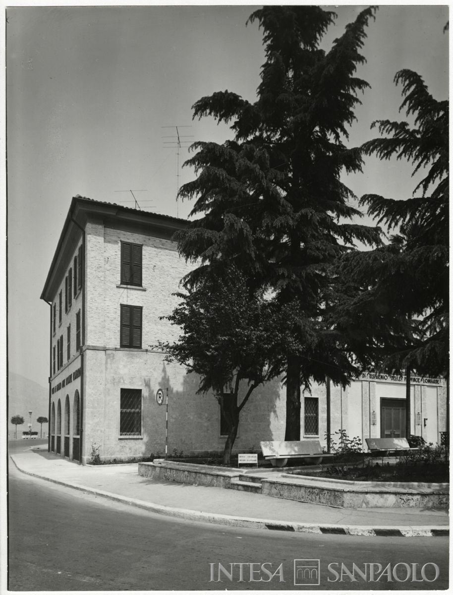 Cariplo, filiale di ISEO, lungolago Marconi angolo via Quadra 3/5, anni 1960 (Foto Sbardolini)